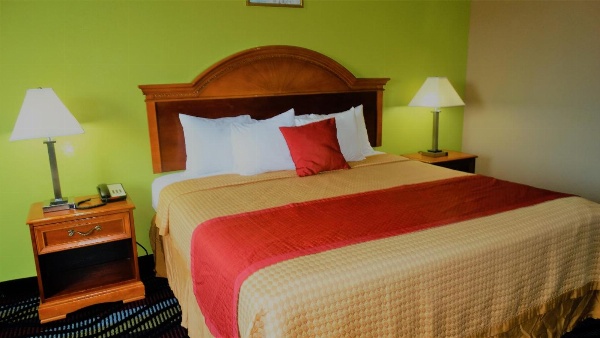 Oak Tree Inn & Suites image 14